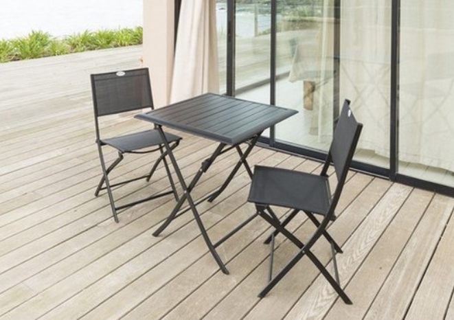 table de jardin ou balcon pour prendre le petit déjeuner ou le café à l'extérieur